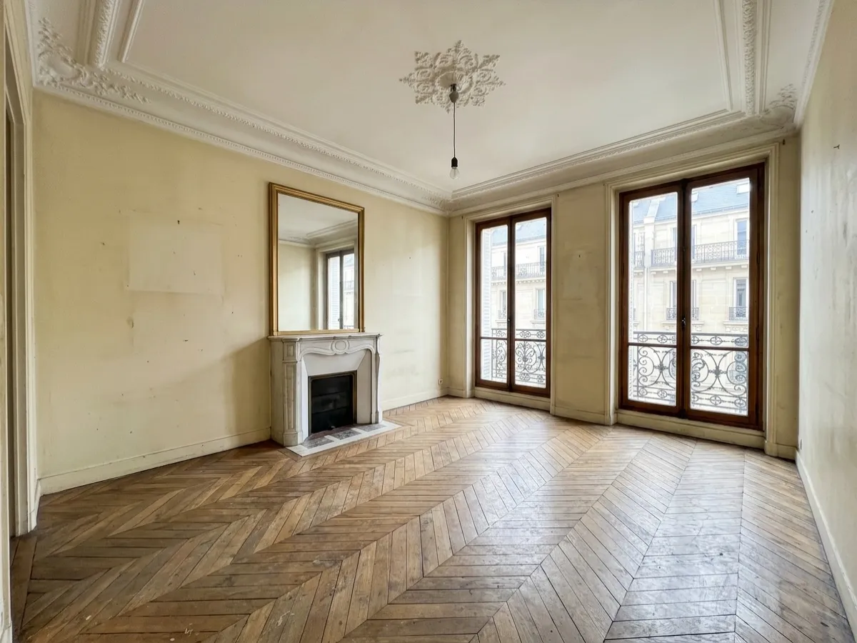 Salon haussmannien vide photographié au téléphone, avant mise en scène virtuelle